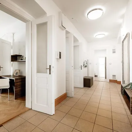 Heritage Haven Charming 3br Center Lejlighed