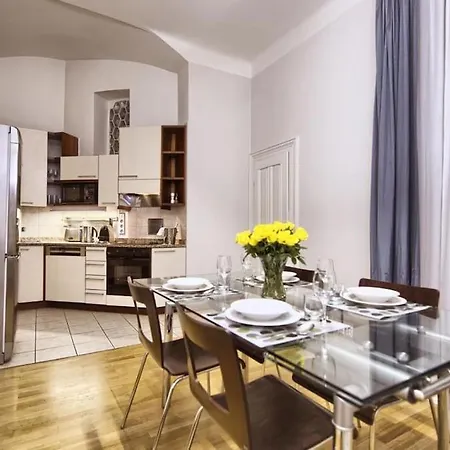 Heritage Haven Charming 3br Center Apartment