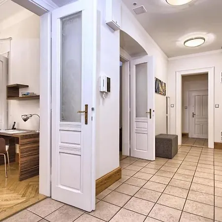 Heritage Haven Charming 3br Center Apartment